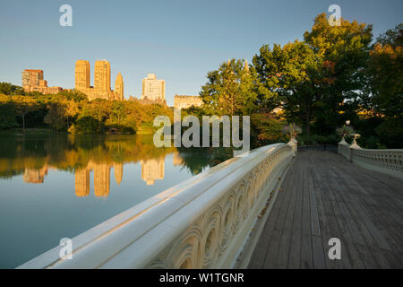 Ponte di prua, San Remo Torri, il lago, Central Park, Manhattan, New York, New York, Stati Uniti d'America Foto Stock