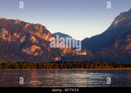 Vista sul lago di Forggensee al castello di Neuschwanstein, Allgaeu Alpi, Allgaeu, Baviera, Germania Foto Stock