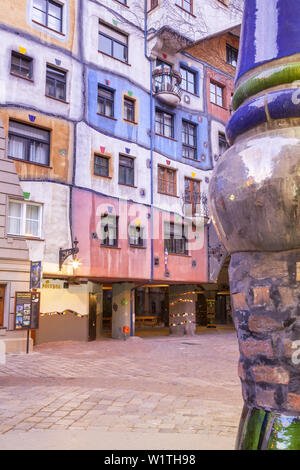 Edificio famoso Hundertwasserhaus di Friedensreich Hundertwasser e Josef Krawina a Vienna, l'Austria orientale, Austria, Europa Foto Stock