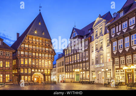 Il mercato con il famoso 'Knochenhaueramtshaus', un mezzo in legno edificio, nel centro storico della città di Hildesheim, Bassa Sassonia, Germania settentrionale, Germania, Foto Stock