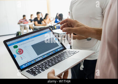 Classe nella scuola collaborando con gli smartphone e computer portatili, Baden-Wuerttemberg, Germania Foto Stock