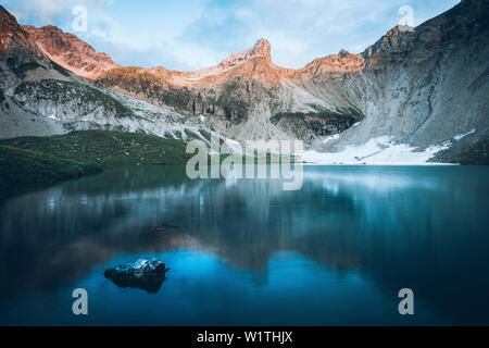 Lago Wisee con panorama di montagna in atmosfera serale, E5, Alpenüberquerung, seconda fase, Lechtal, Kemptner Hütte a Memminger Hütte, Tirolo, Austria, Alpi Foto Stock