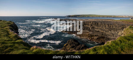 Il Cliff Walk in Kilkee si estende dalla baia a nord e a sud lungo la costa e mostra La ruvida bellezza del paesaggio, Kilkee, nella contea di CLA Foto Stock