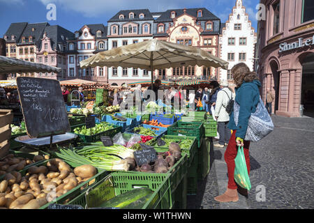 Frutta e verdura sul mercato settimanale in Mainz, Renania-Palatinato, Germania, Europa Foto Stock