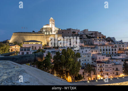 Spagna, Baleares island, Ibiza, Dalt Vila, tramonto, panoramica dalla rocca Foto Stock