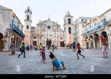 Cattedrale a La Habana Vieja, Plaza de la Cathedrale, bambini che giocano a calcio sulla piazza, centro storico, centro città vecchia Habana Vieja, famiglia trav Foto Stock