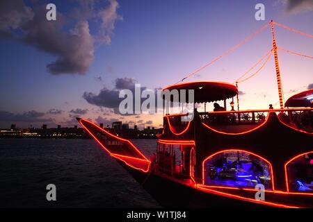 Sera Cena crociera, nave di legno, Dubai Creek di Dubai, Emirati Arabi Uniti, Emirati Arabi Uniti Foto Stock