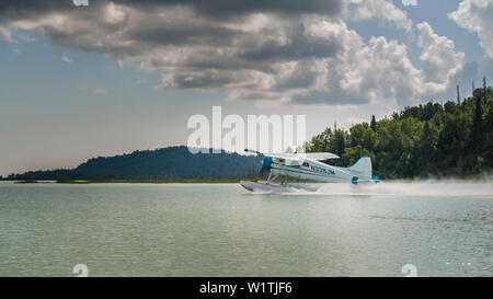 Idrovolante nel Tuxedni Bay, Lake-Clark-Nationalpark, Alaska, STATI UNITI D'AMERICA Foto Stock