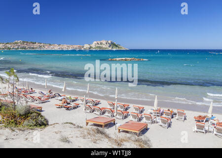 Vista dalla spiaggia alla cittadella di Calvi, in Corsica, Francia meridionale, Francia, Europa meridionale Foto Stock