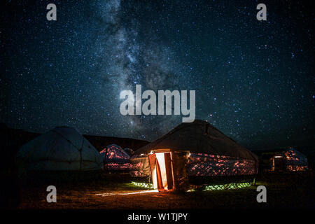 Cielo pieno di stelle sopra una yurta presso Song Kol in Kirghizistan, Asia Foto Stock