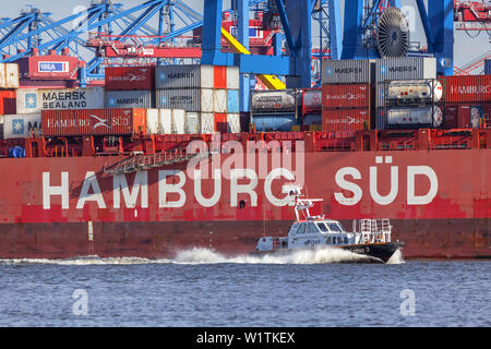 Barca pilota nella parte anteriore del contenitore nave della compagnia di navigazione Hamburg Süd nel porto di Amburgo, città anseatica di Amburgo, Germania settentrionale, Germania, UE Foto Stock