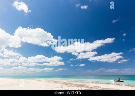 Spiaggia da sogno a Cayo Levisa, nuoto, vacanza in spiaggia, turisti, solitaria spiaggia a Cayo Levisa, piccola e bella spiaggia di sabbia, mare blu turchese, Palm tree Foto Stock