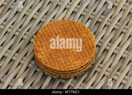 Close up della pila tradizionali olandesi stroopwafels cookie, un sciroppo di caramello waffle, su sfondo di legno Foto Stock