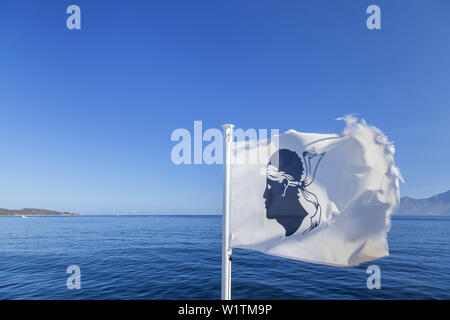 Bandiera Corsa in traghetto da Saint-Florent al Loto Beach, Corsica, Francia meridionale, Francia, Europa meridionale Foto Stock