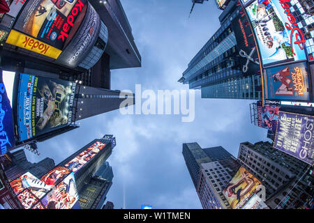 Times Square al crepuscolo in un giorno di pioggia in New York Foto Stock