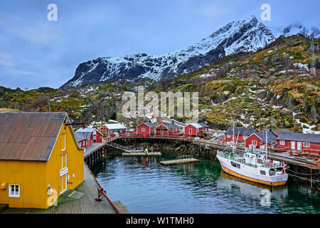 Fisherman's cabine in Nusfjord al crepuscolo, Nusfjord, Lofoten, Nordland, Norvegia Foto Stock