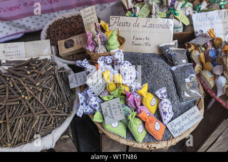 Spezie e souvenir, Herbes de Provence, lavandina, rose, stallo del mercato, Vieux Nice, Cours Saleya, Alpes Maritimes, in Provenza Costa Azzurra, Mediterr Foto Stock