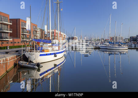 Barche nel nuovo porto di Bremerhaven, città anseatica di Brema, la costa del Mare del Nord, nel nord della Germania, Europa Foto Stock