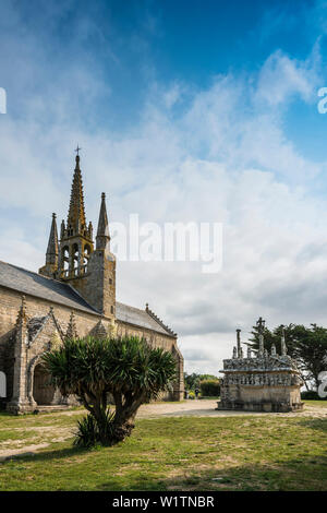Cappella gotica con la più antica il calvario della Bretagna, Notre Dame de Tronoën, vicino Penmarc'h, Finisterre, Bretagna Francia Foto Stock