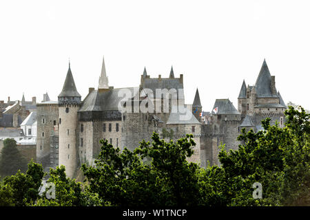 Vista della città e del castello, Vitré, Bretagna Francia Foto Stock