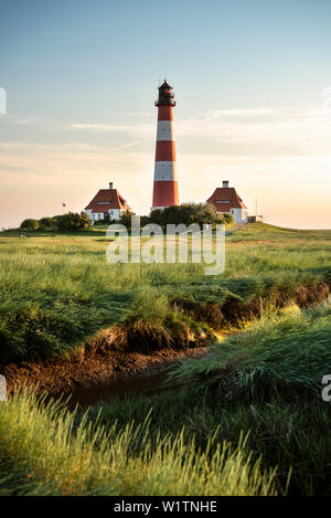 Patrimonio Mondiale UNESCO il mare di Wadden, Westerheversand faro circondato da prati di sale, Westerhever, Schleswig-Holstein, Germania, Mare del Nord Foto Stock