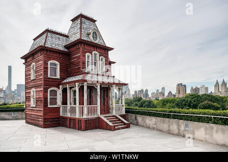 La casa di Norman Bates di Alfred Hitchcock Psycho filmato come un arte di installazione sul tetto del Metropolitan Museum of Art di vista del surro Foto Stock