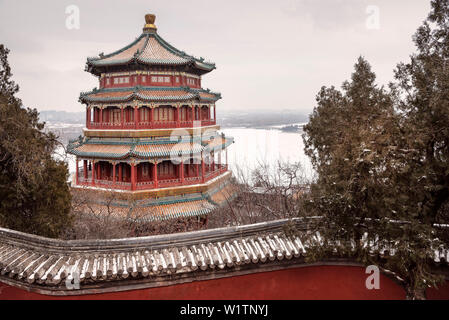 Nuovo palazzo d'Estate a Pechino in inverno, vista Lago Kunming, in Cina, Asia, patrimonio mondiale dell UNESCO Foto Stock