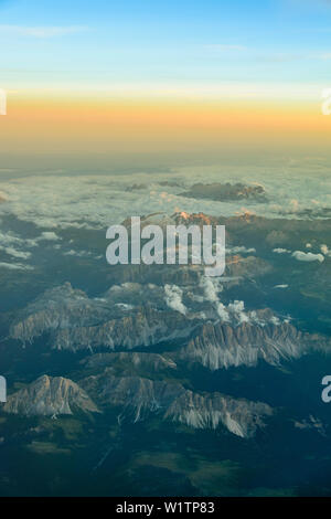 Fotografia aerea durante il tramonto sopra dolomiti, Veneto, Italia Foto Stock