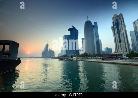 Tramonto al grattacieli al nord Corniche, Doha, Qatar Foto Stock