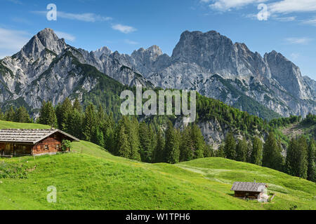 Due rifugi alpini con rock dei vertici di Reiteralm in background e sulle Alpi di Berchtesgaden, Salisburgo, Austria Foto Stock