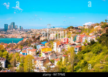 Vista panoramica della città di Istanbul in Turchia e le case con il ponte sul Bosforo a Mar di Marmara Foto Stock