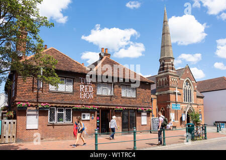 Xvii secolo il Pub Red Lion, High Street, Egham Surrey, Inghilterra, Regno Unito Foto Stock