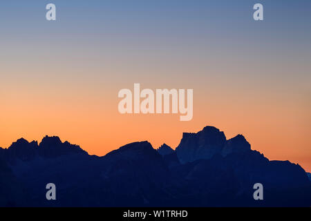 Nightsky con silhouette di Monte Pelmo, dal Sass de Putia, Dolomiti, patrimonio mondiale dell UNESCO Dolomiti, Alto Adige, Italia Foto Stock