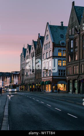 Te cartine che conduce ai vecchi edifici in legno a Bryggen, Bergen, Norvegia. Gli edifici più recenti andando verso il vecchio. Foto Stock