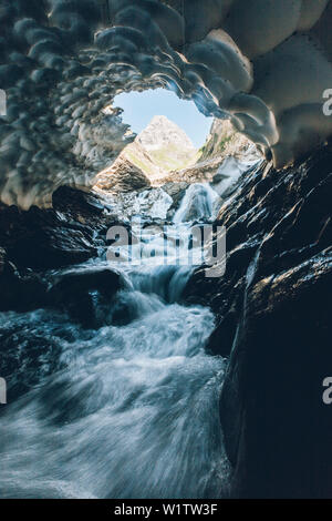 Fiume di montagna attraverso la neve vecchia caverna , E5, Alpenüberquerung, 1° stadio Oberstdorf Sperrbachtobel a Kemptnerhütte, Algovia, Baviera, Alpi, Germania Foto Stock