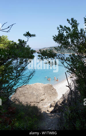 Spiaggia con le persone che si godono il mare, Dhermi, Albanese Riviera, Albania Foto Stock