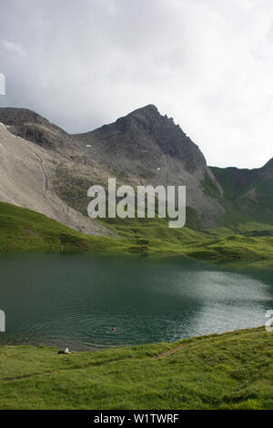 Paesaggio di montagna con il lago Rappensee, Rappensee capanna, sentieri escursionistici, Oberallgaeu, Oberstdorf, Germania Foto Stock