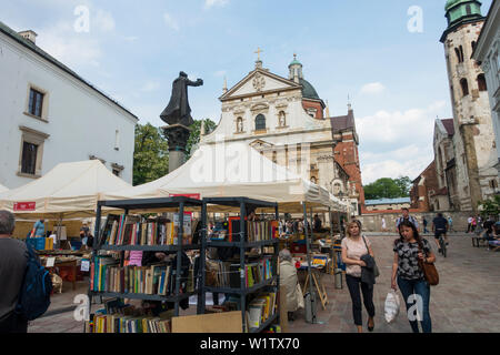 Libro di seconda mano mercato nel centro di Cracovia, Cracovia, Polonia, Europa. Foto Stock