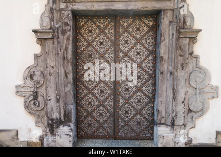 Antiche porte medievali al convento delle Clarisse,Cracovia,Polonia, l'Europa. Foto Stock