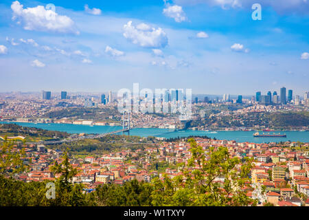 Vista panoramica della città di Istanbul in Turchia e le case con il ponte sul Bosforo a Mar di Marmara Foto Stock