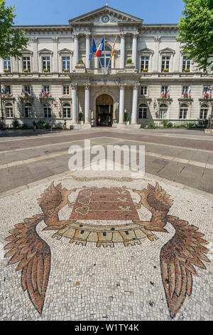 Hotel de Ville, Place de Horloge, ciottoli Mosaico di pietra, Avignone, Bouche du Rhone, Francia Foto Stock