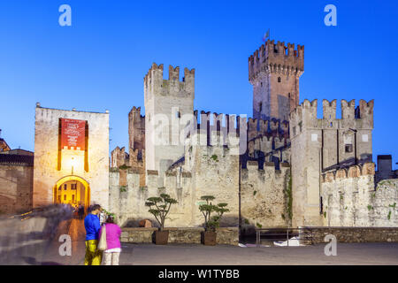 Il castello scaligero a Sirmione sul Lago di Garda, Italien Settentrionale Laghi, Veneto, Italia settentrionale, Italia, Europa meridionale, Europa Foto Stock