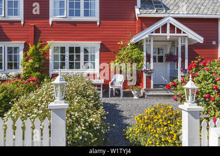 Villaggio di Pescatori Bud dall Oceano Atlantico Road, More og Romsdal, Norvegia occidentale, Norvegia, Scandinavia, Nord Europa, Europa Foto Stock