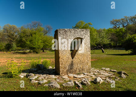 Monumento moderno in pietra in piedi su un bel prato Foto Stock