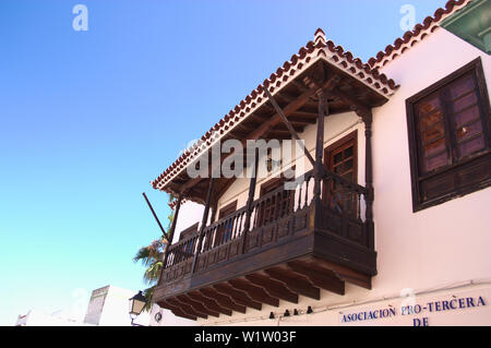 Vista dalla strada di un balcone tradizionale delle case delle isole Canarie in Spagna Foto Stock