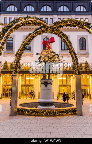 Statua di fronte alla stazione centrale di Stoccolma, Stoccolma, Svezia Foto Stock