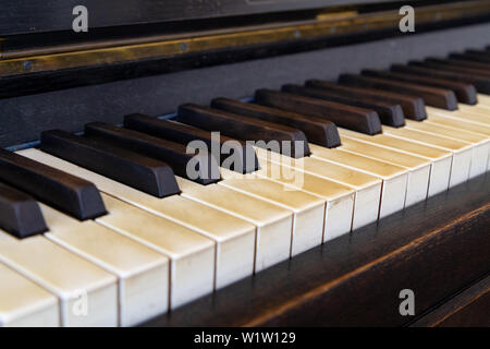 Un vecchio pianoforte. Un close-up sui tasti.