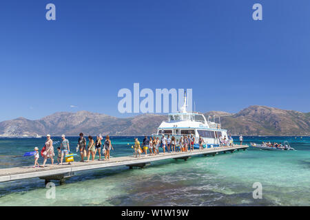 Traghetto da Saint-Florent in arrivo sulla spiaggia Plage de Loto nel deserto dello Agriates, Corsica, Francia meridionale, Francia, Europa meridionale Foto Stock