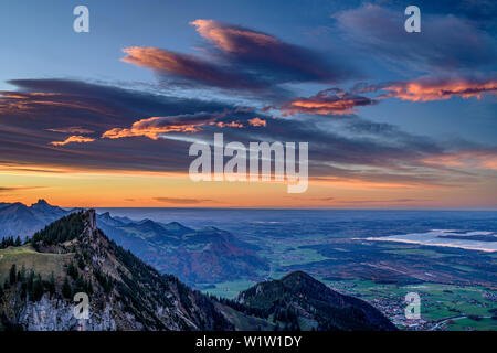 Umore di nuvole di Chiemgau sopra le Alpi ed il lago di Chiemsee, Hochgern, Chiemgau Alpi, Alta Baviera, Baviera, Germania Foto Stock