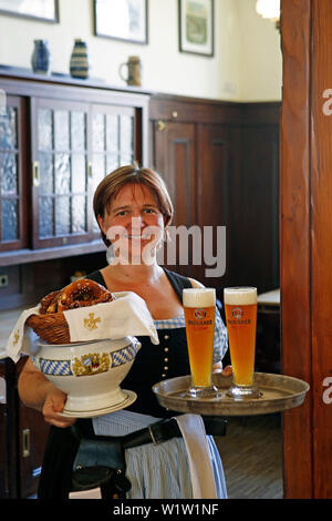 La cameriera che serve tradizionali salsicce bianche e birra di frumento nel ristorante Grossmarkthalle, Sendling, Monaco di Baviera, Baviera, Baviera, Germania Foto Stock